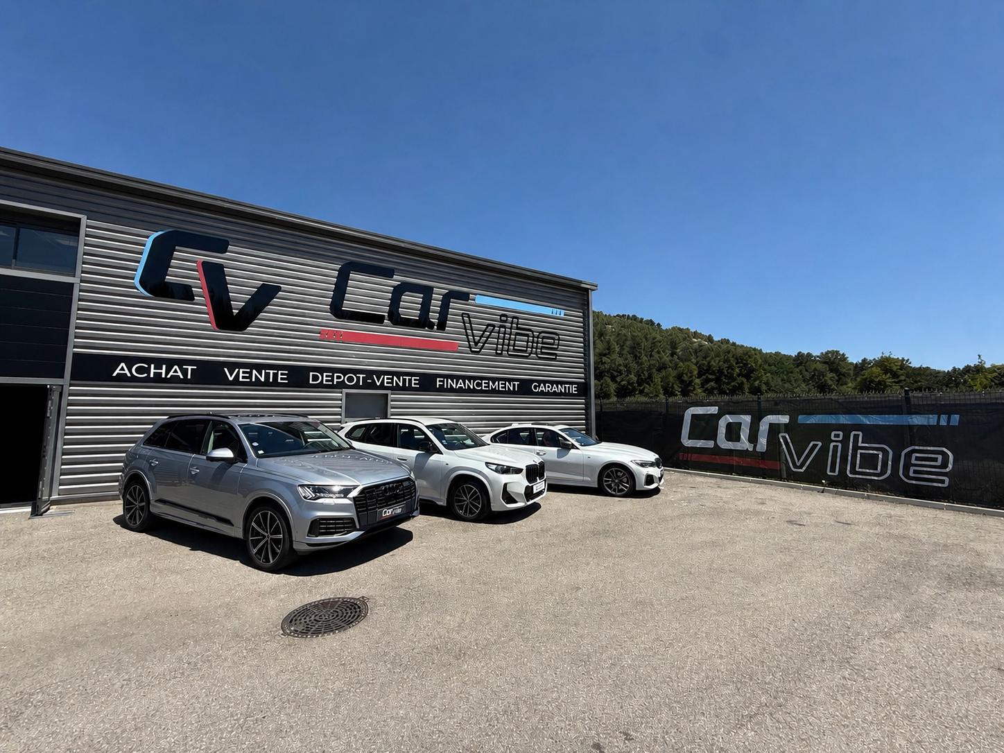 La devanture du showroom CarVibe, une partie de la sélection garée devant la façade